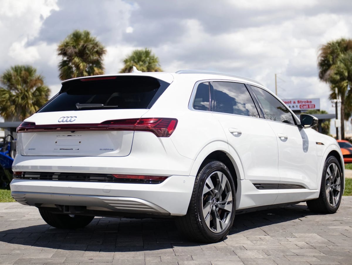 Audi e-tron photo 14