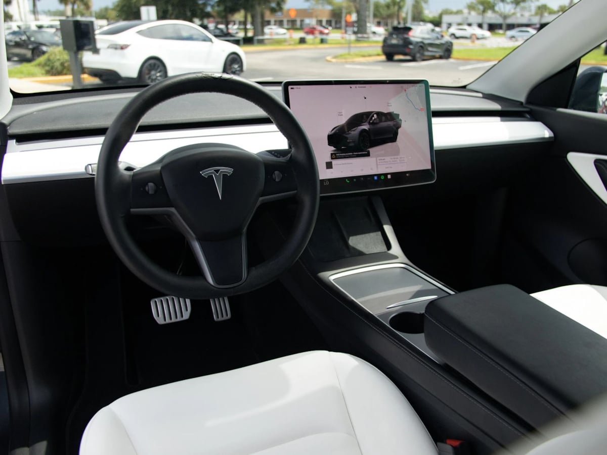 Tesla Model Y photo 16