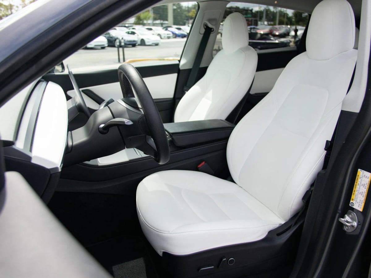 Tesla Model Y photo 17