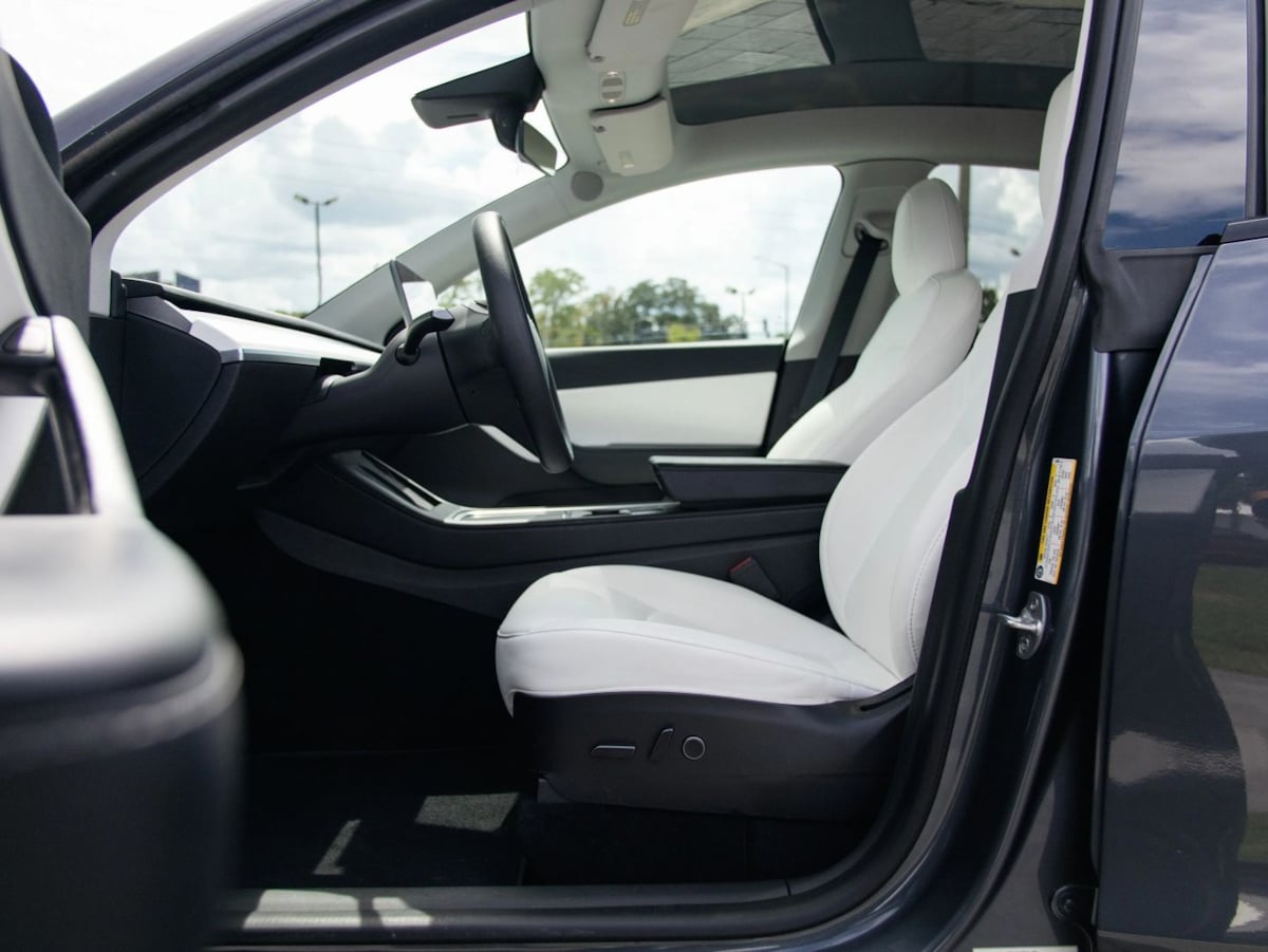 Tesla Model Y photo 19