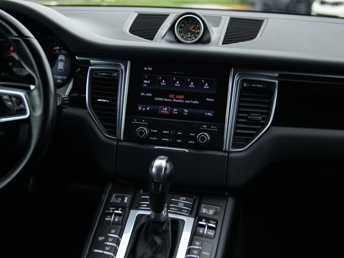 Porsche Macan photo 28