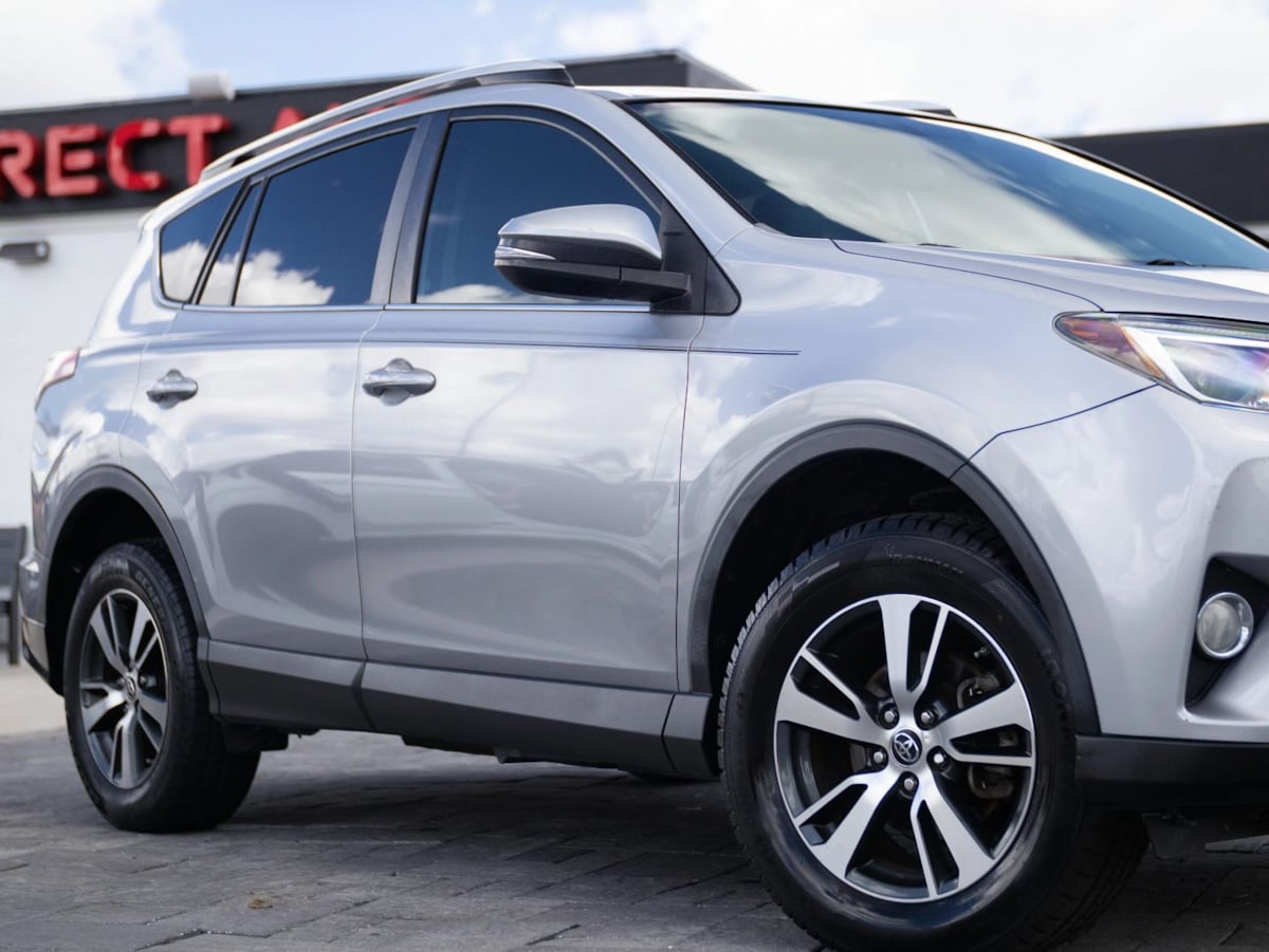Toyota RAV4 photo 2