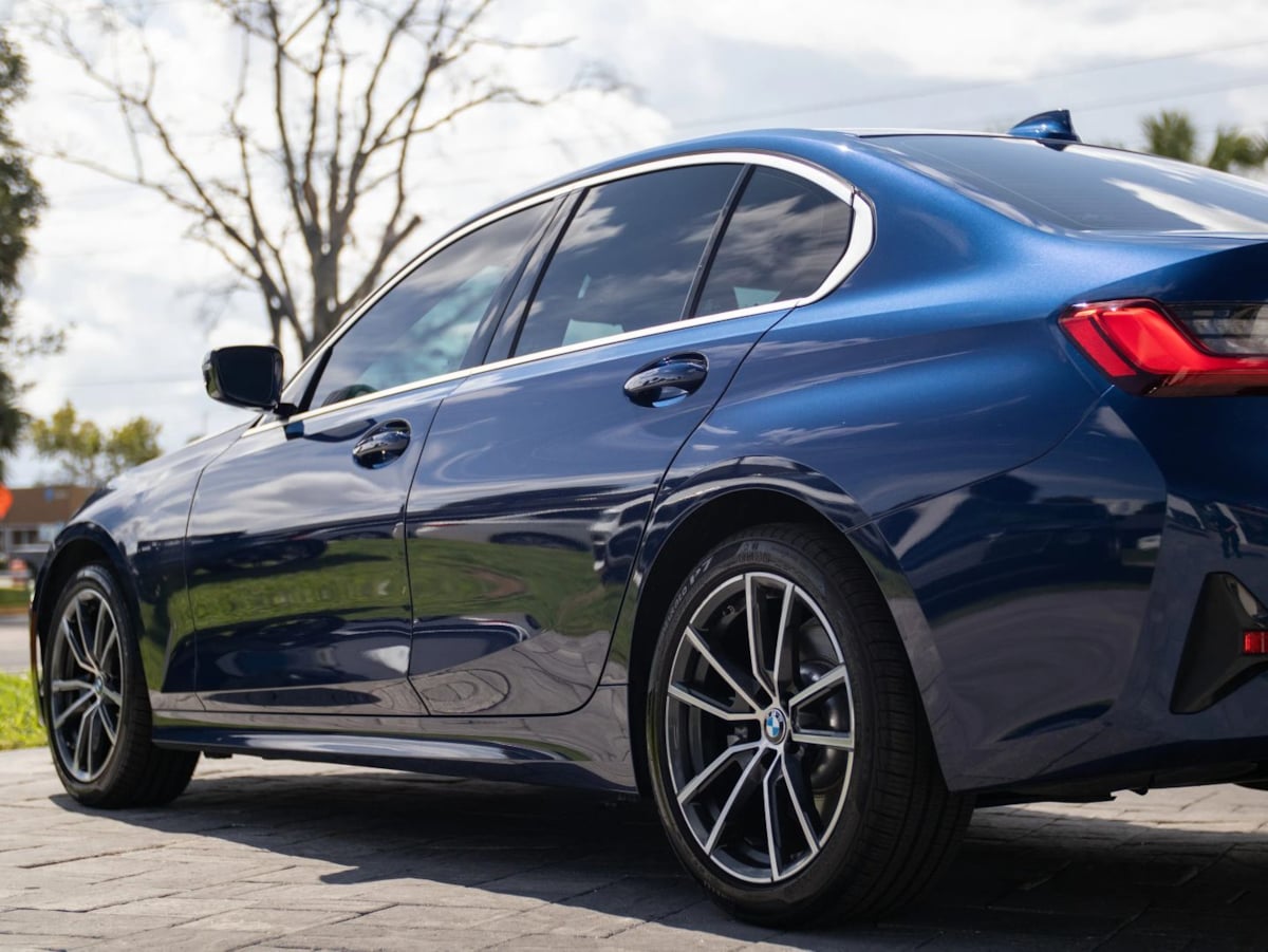 BMW 3 Series photo 8