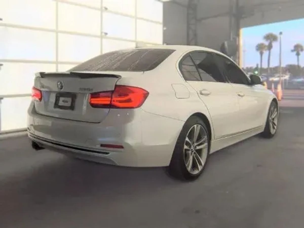 BMW 3 Series photo 3