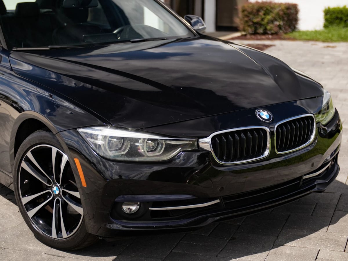 BMW 3 Series photo 2