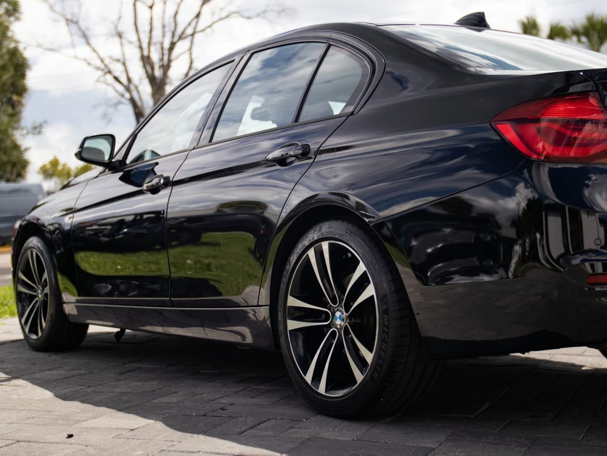 BMW 3 Series photo 7