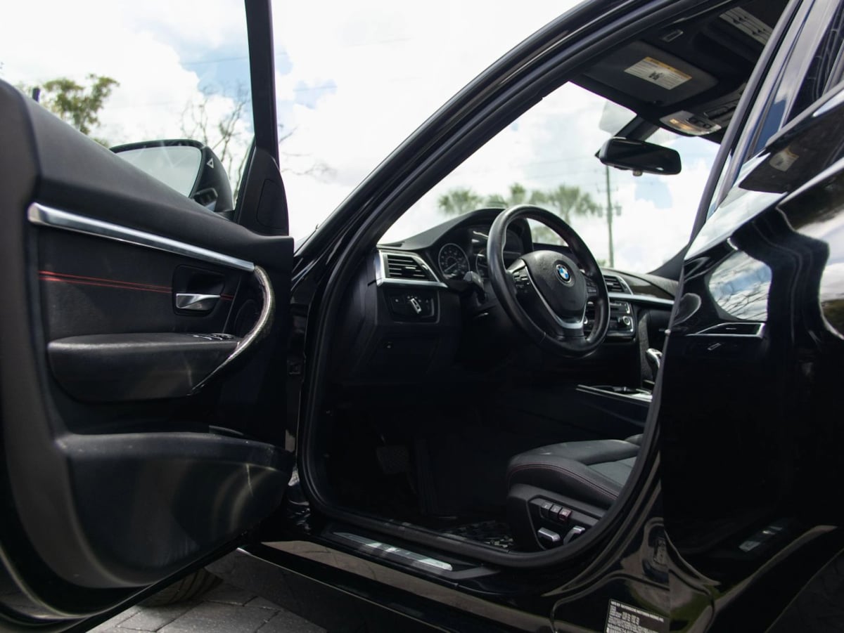 BMW 3 Series photo 12
