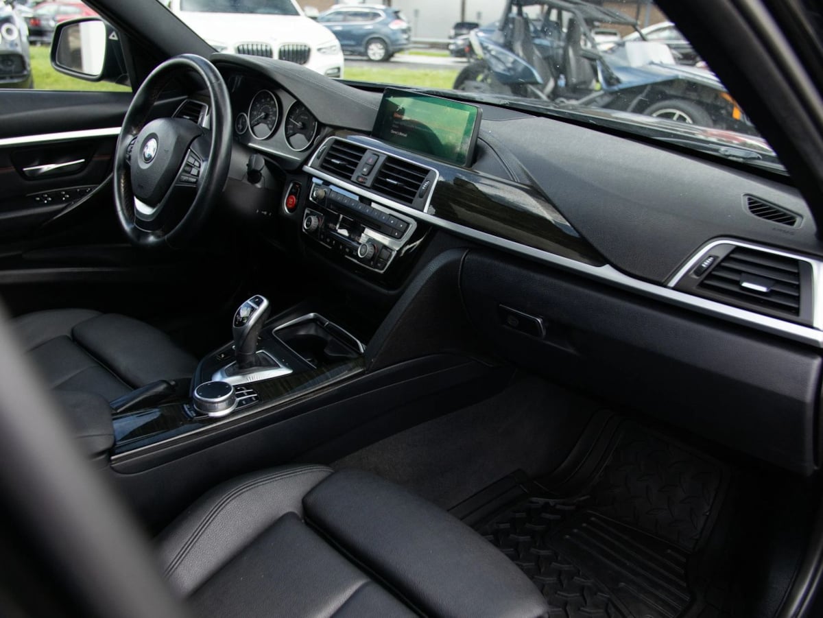 BMW 3 Series photo 21