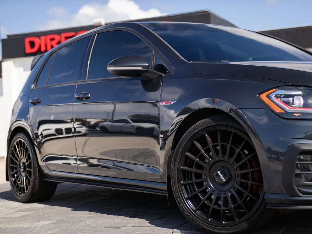Volkswagen Golf GTI photo 2