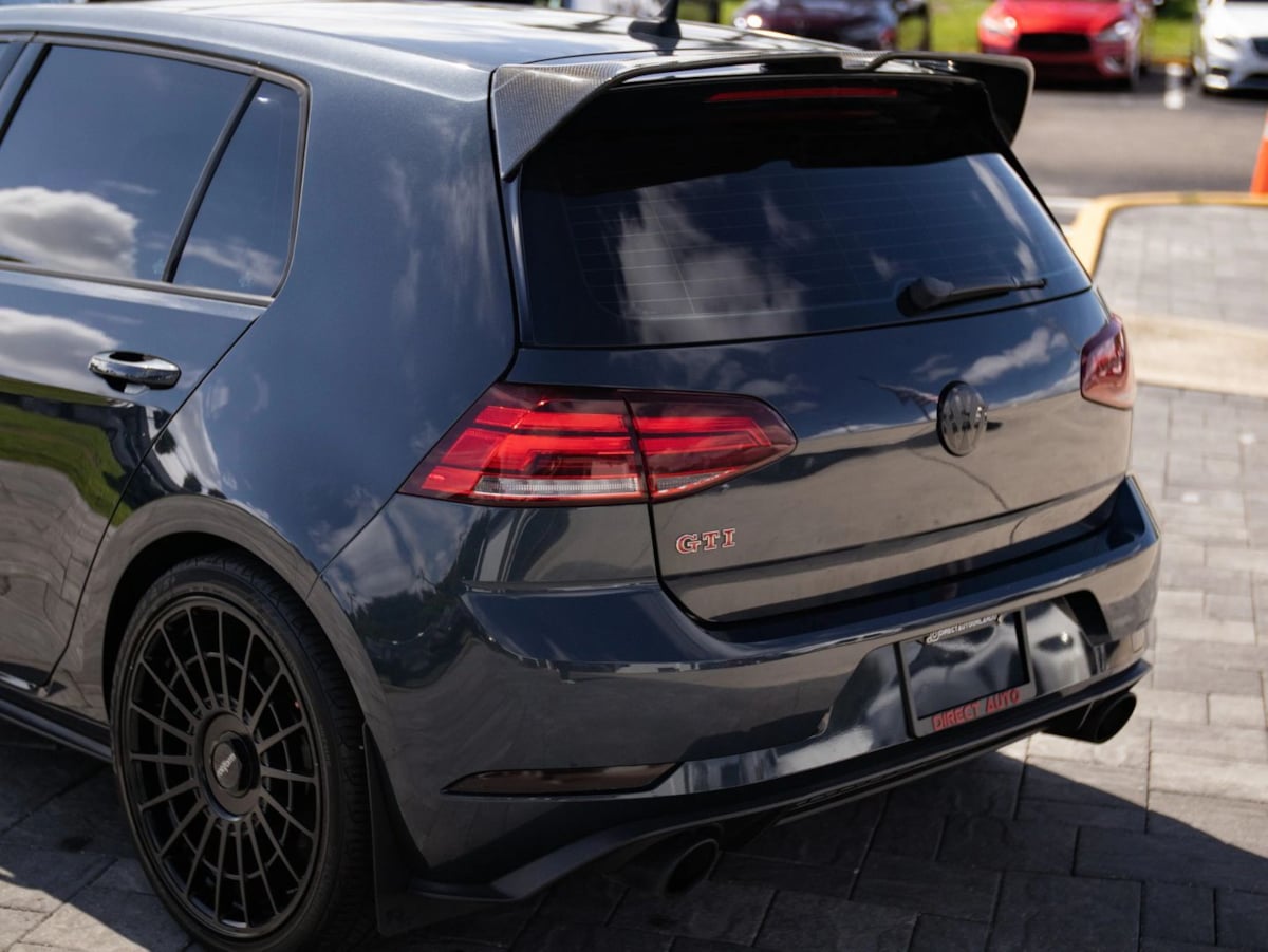 Volkswagen Golf GTI photo 8
