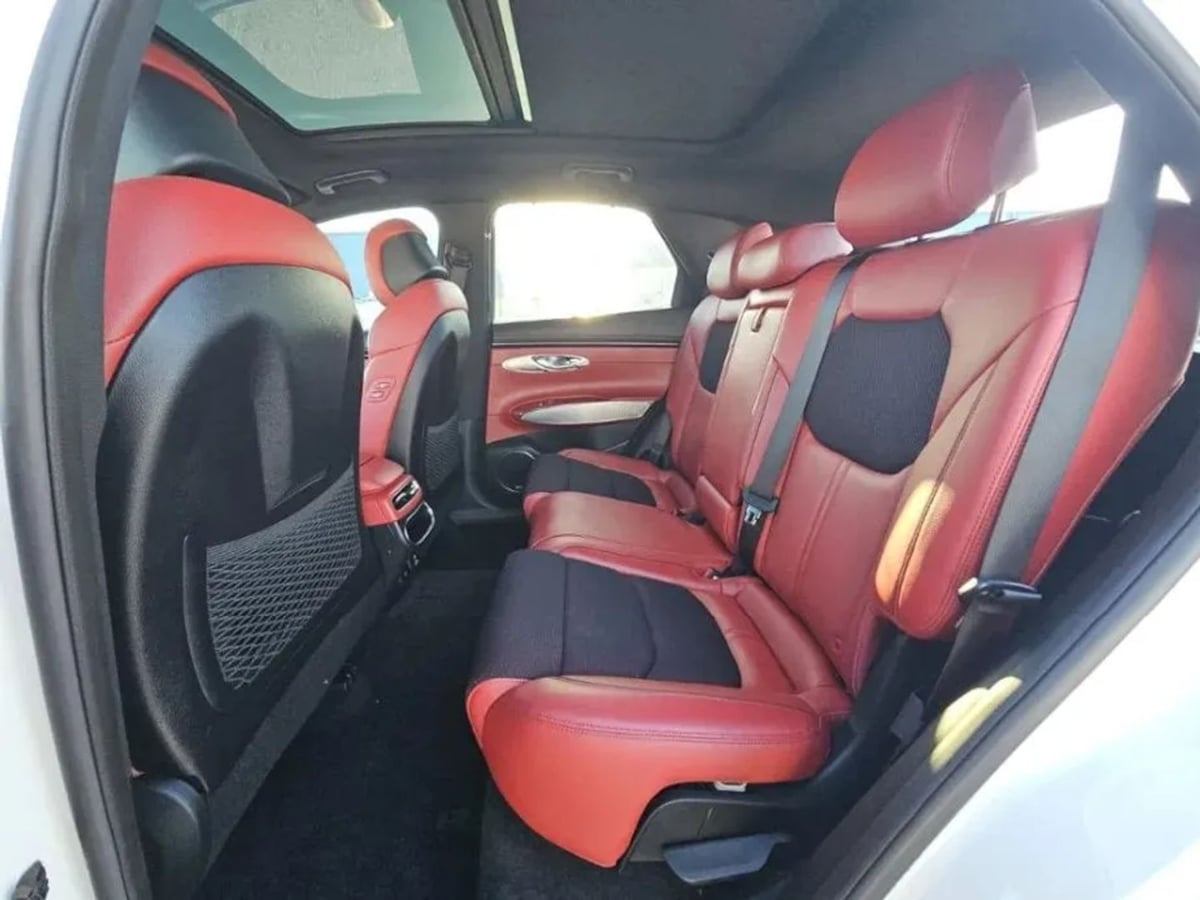 Genesis GV70 photo 14