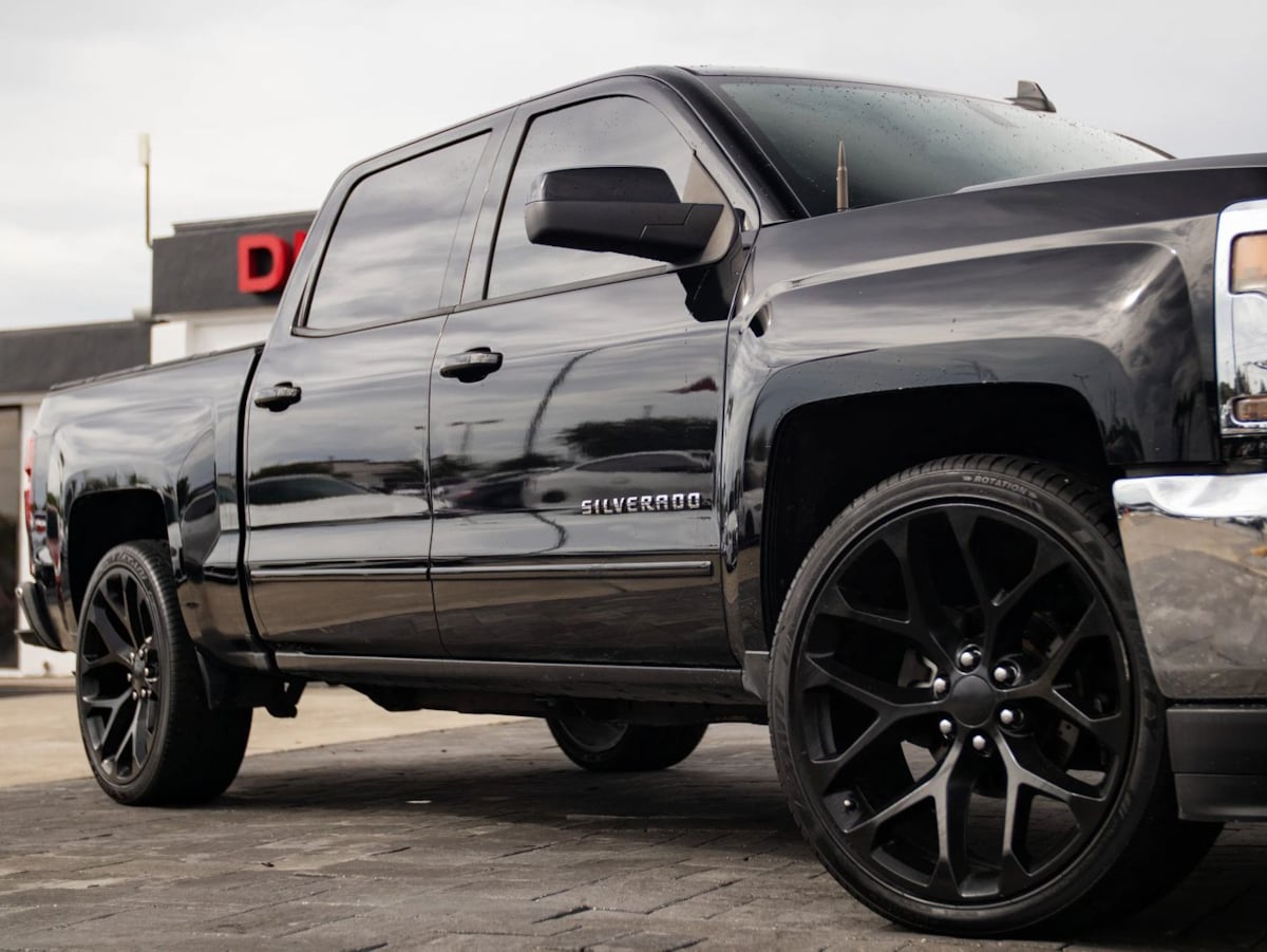 Chevrolet Silverado photo 2