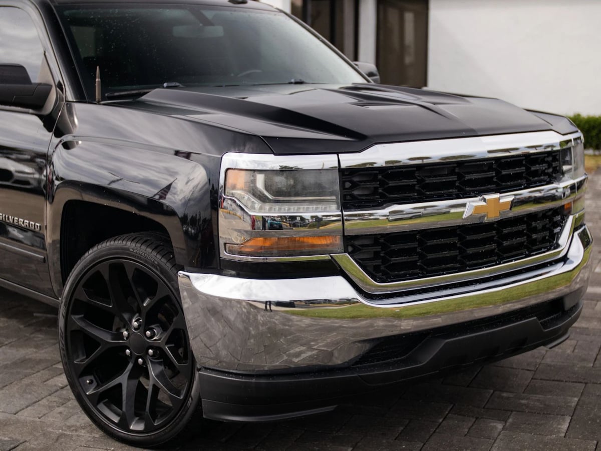 Chevrolet Silverado photo 3
