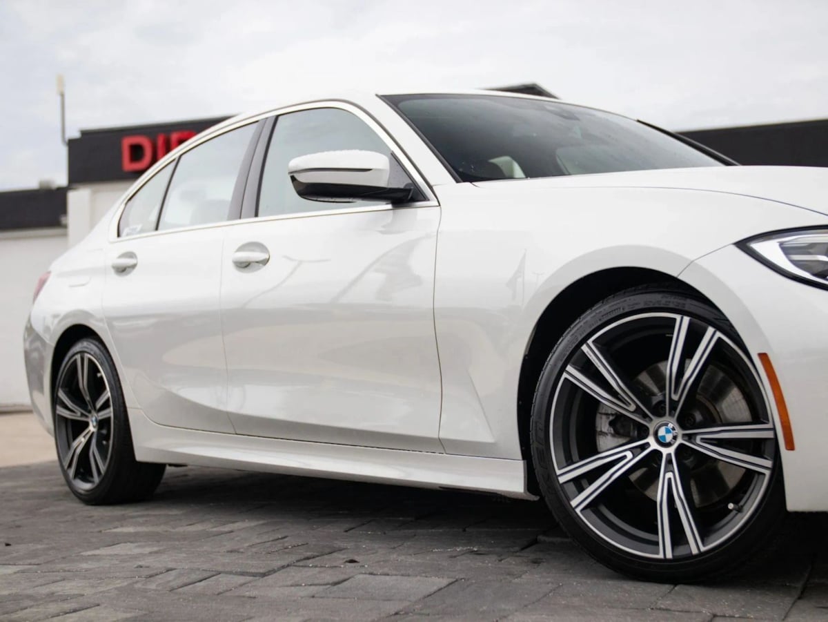 BMW 3 Series photo 2