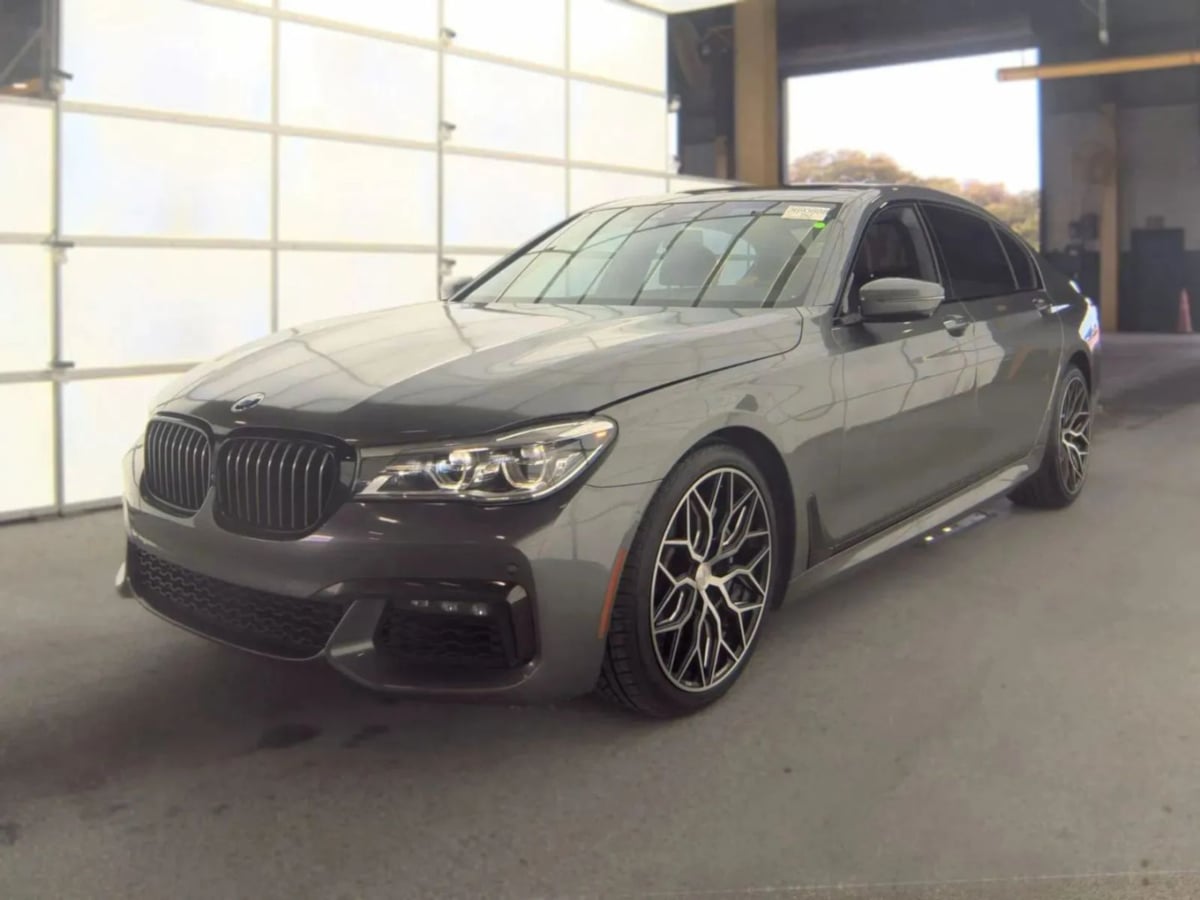 BMW 7 Series photo 2