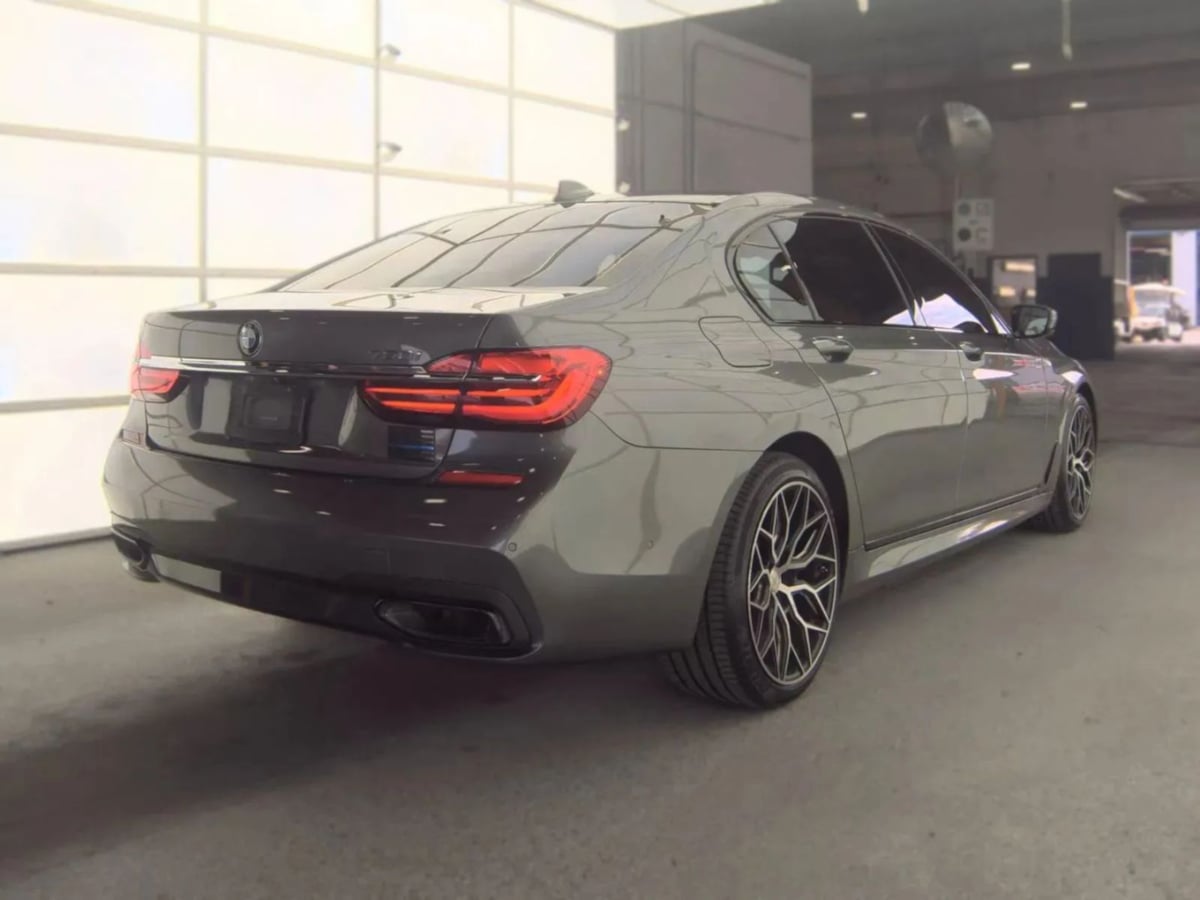 BMW 7 Series photo 3