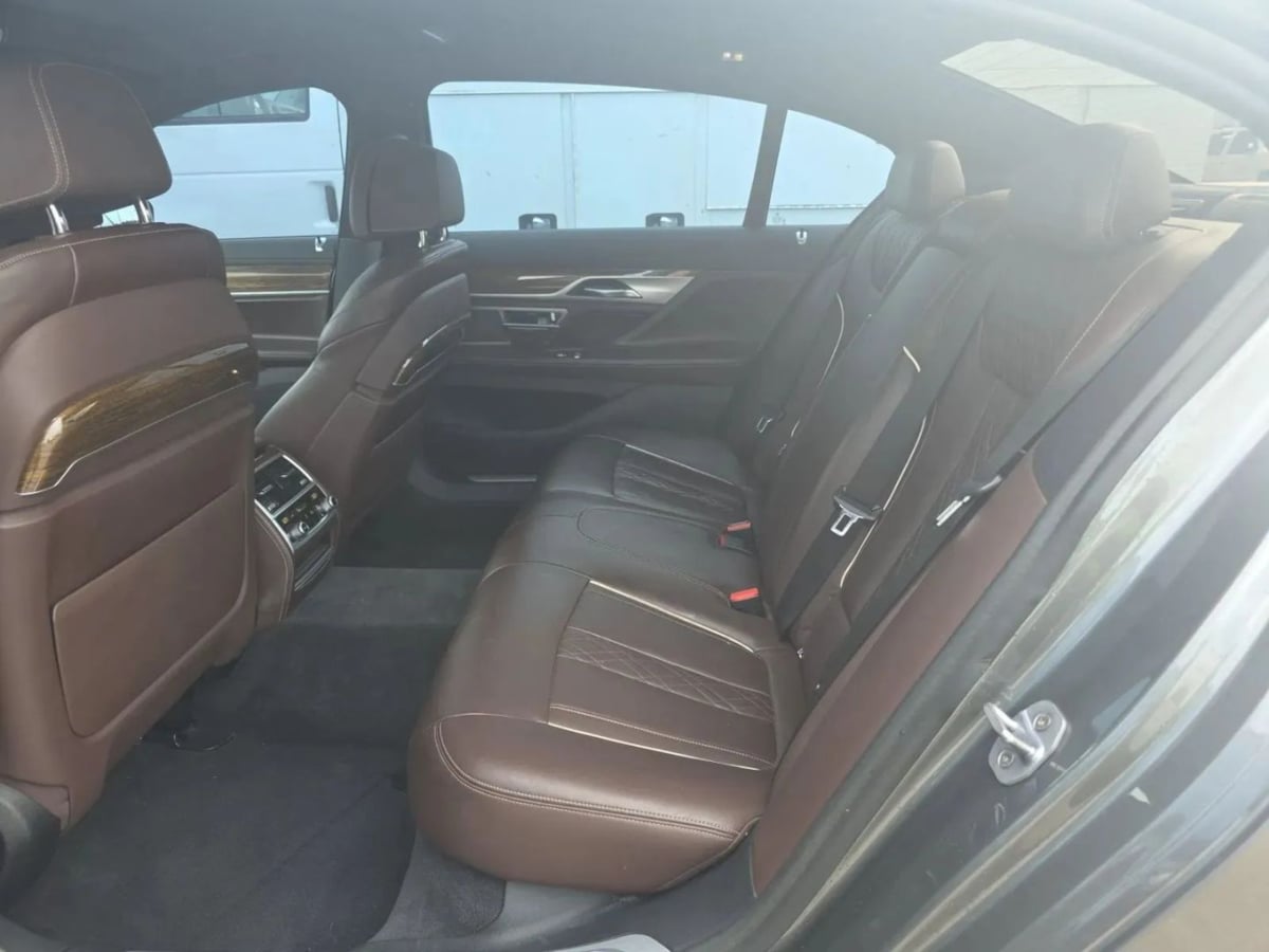BMW 7 Series photo 6