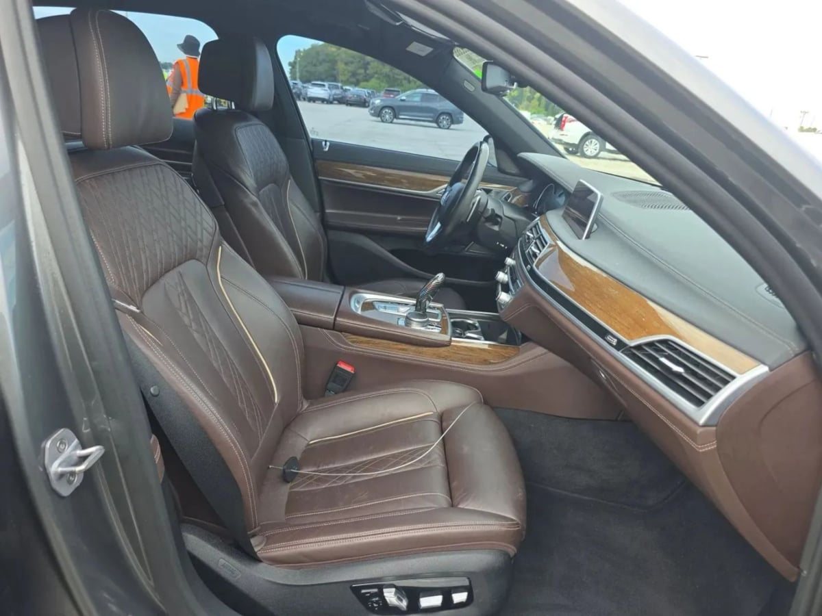 BMW 7 Series photo 8