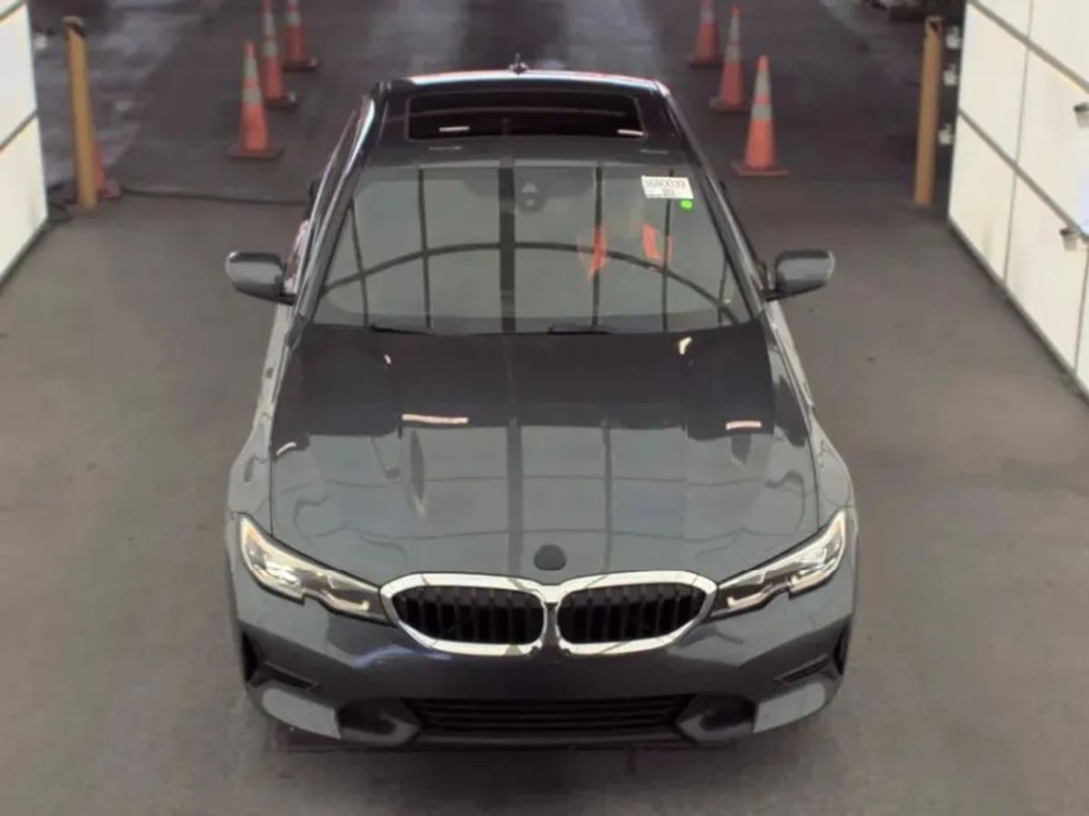 BMW 3 Series photo 2