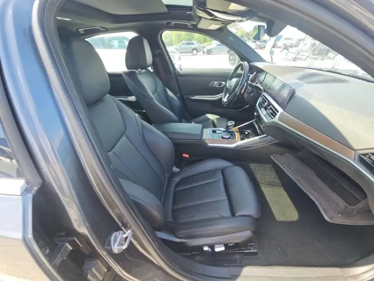 BMW 3 Series photo 9