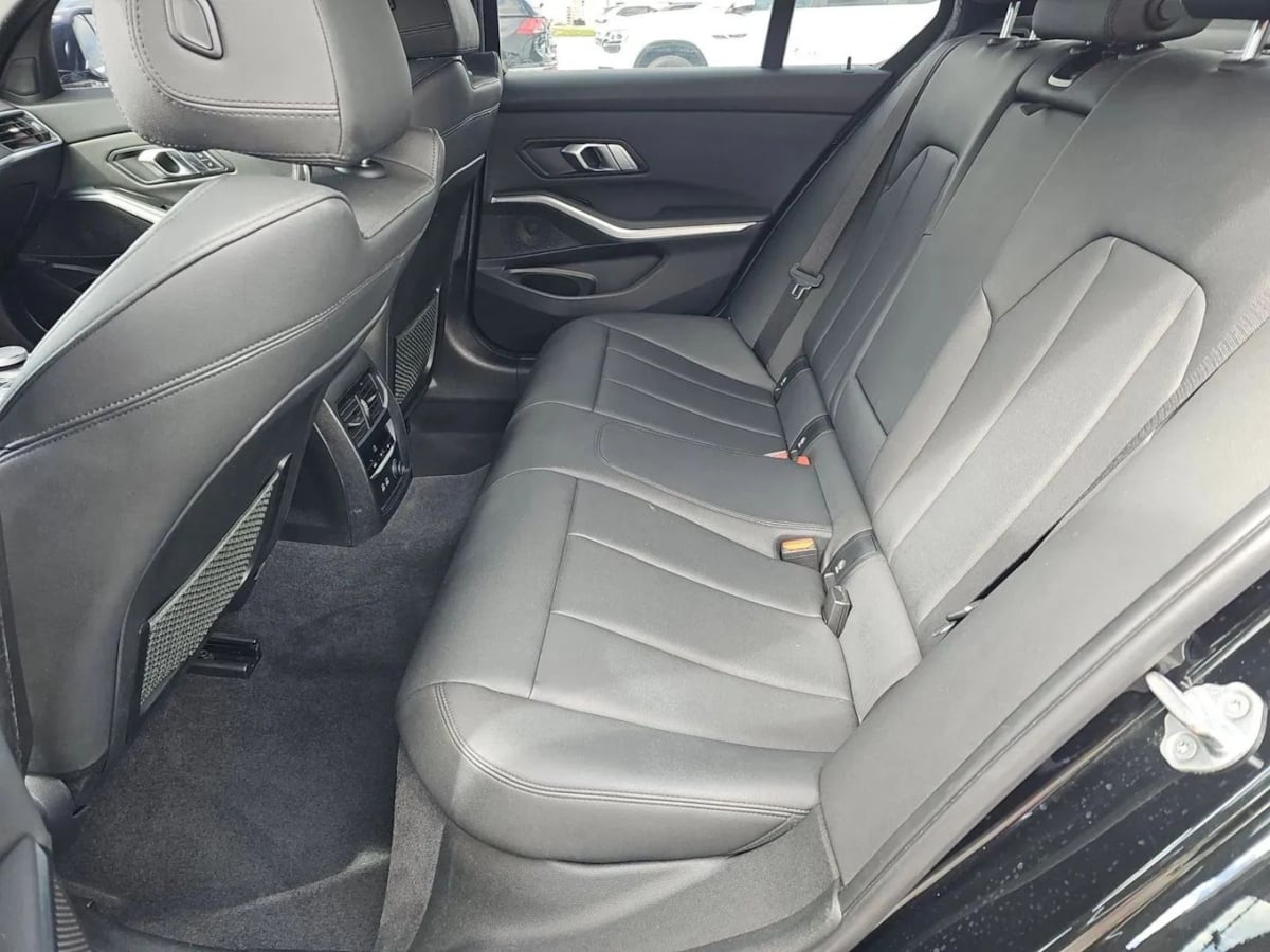 BMW 3 Series photo 9