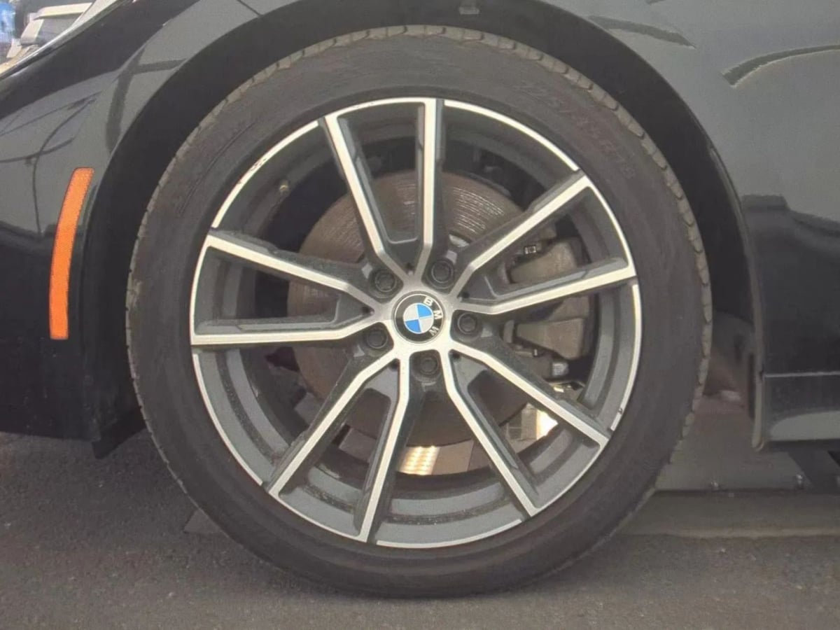 BMW 3 Series photo 12