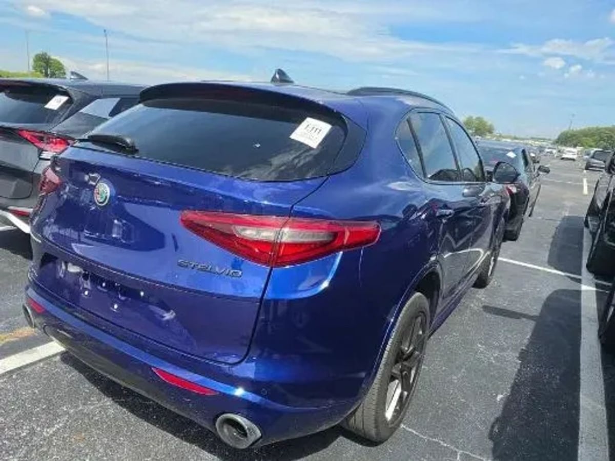 Alfa Romeo Stelvio photo 3