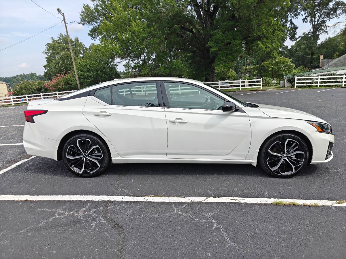 Photo 3 of this Nissan Altima