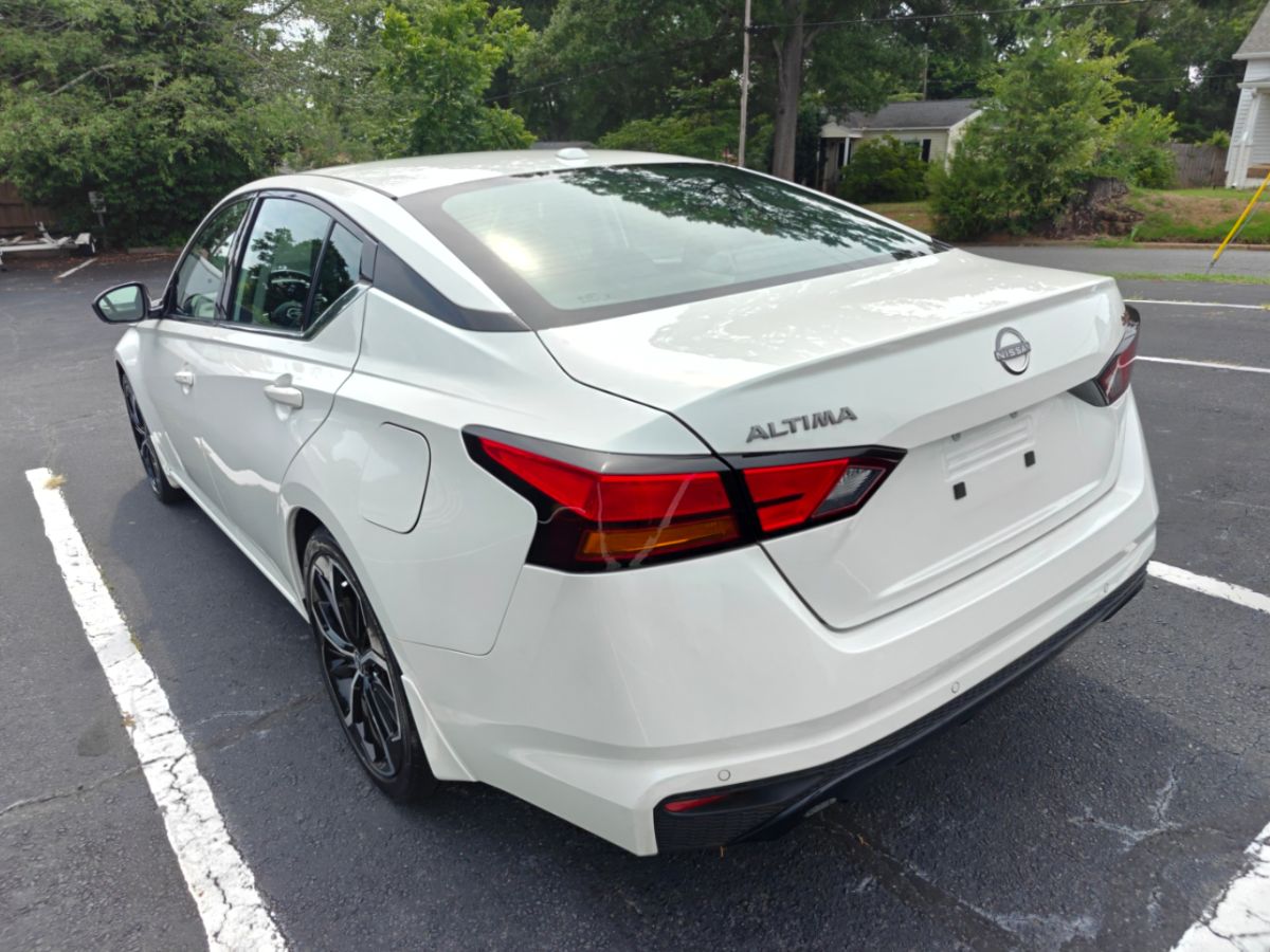 Photo 6 of this Nissan Altima