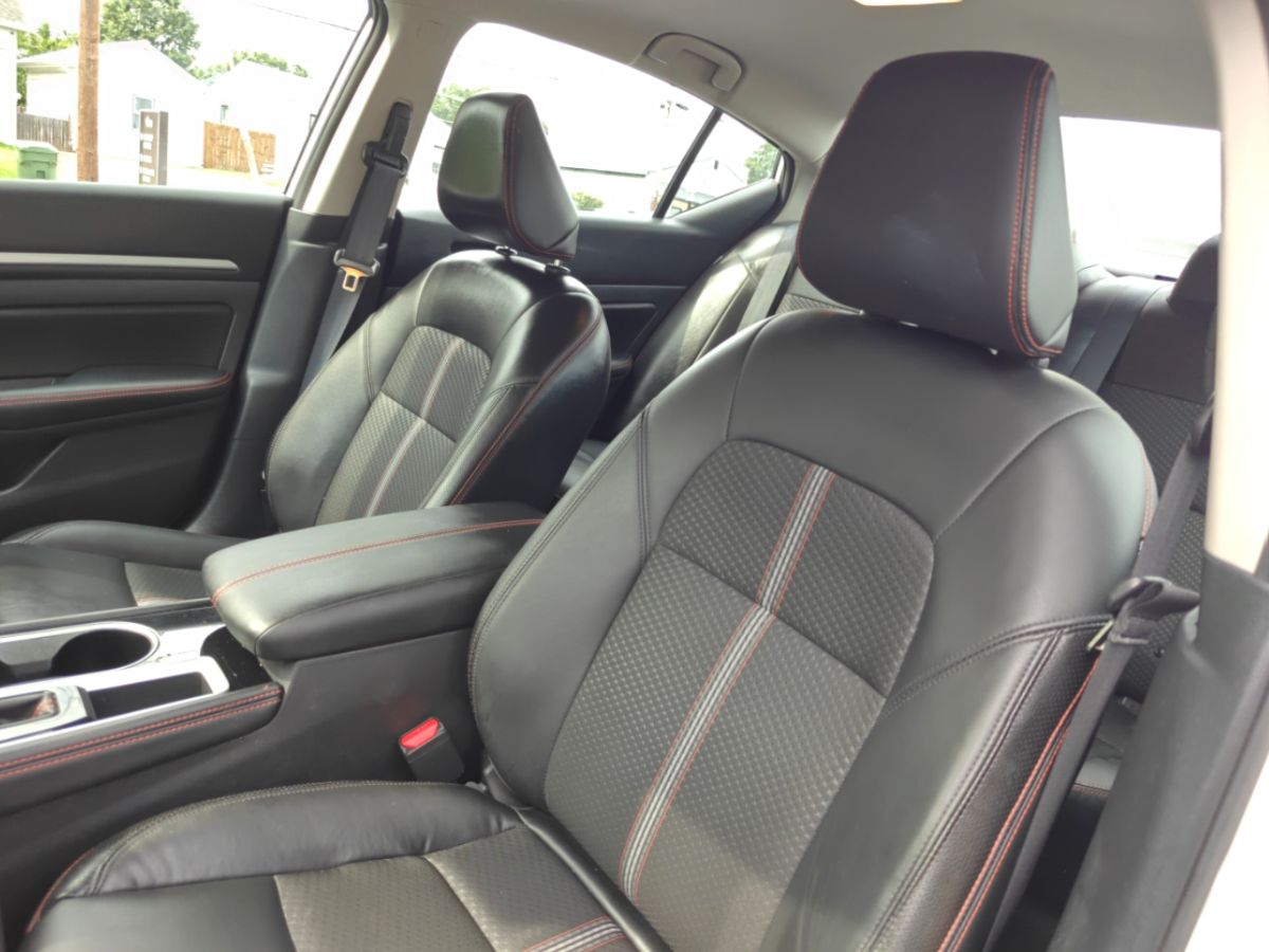Photo 14 of this Nissan Altima
