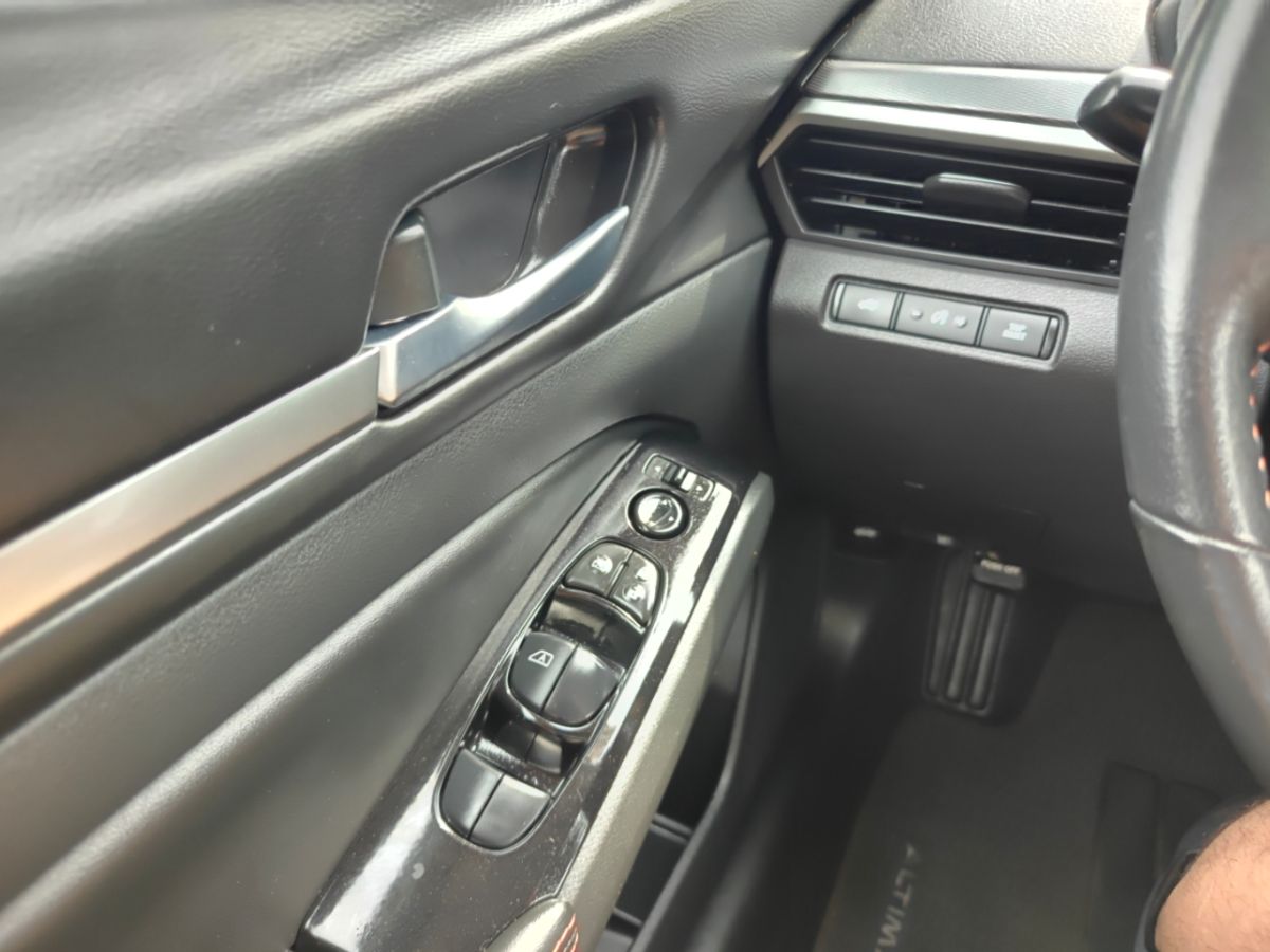 Photo 17 of this Nissan Altima