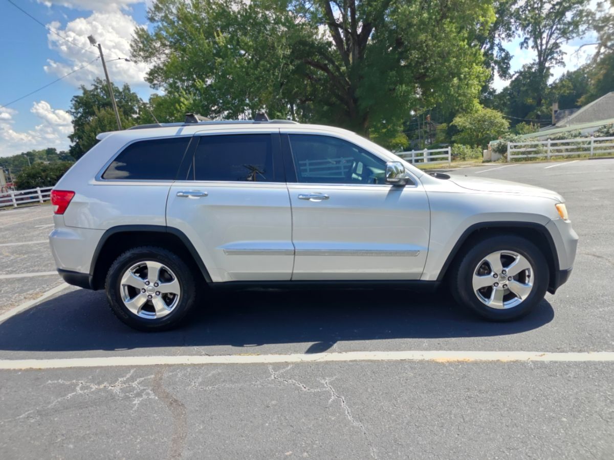 Photo 3 of this Jeep Grand Cherokee