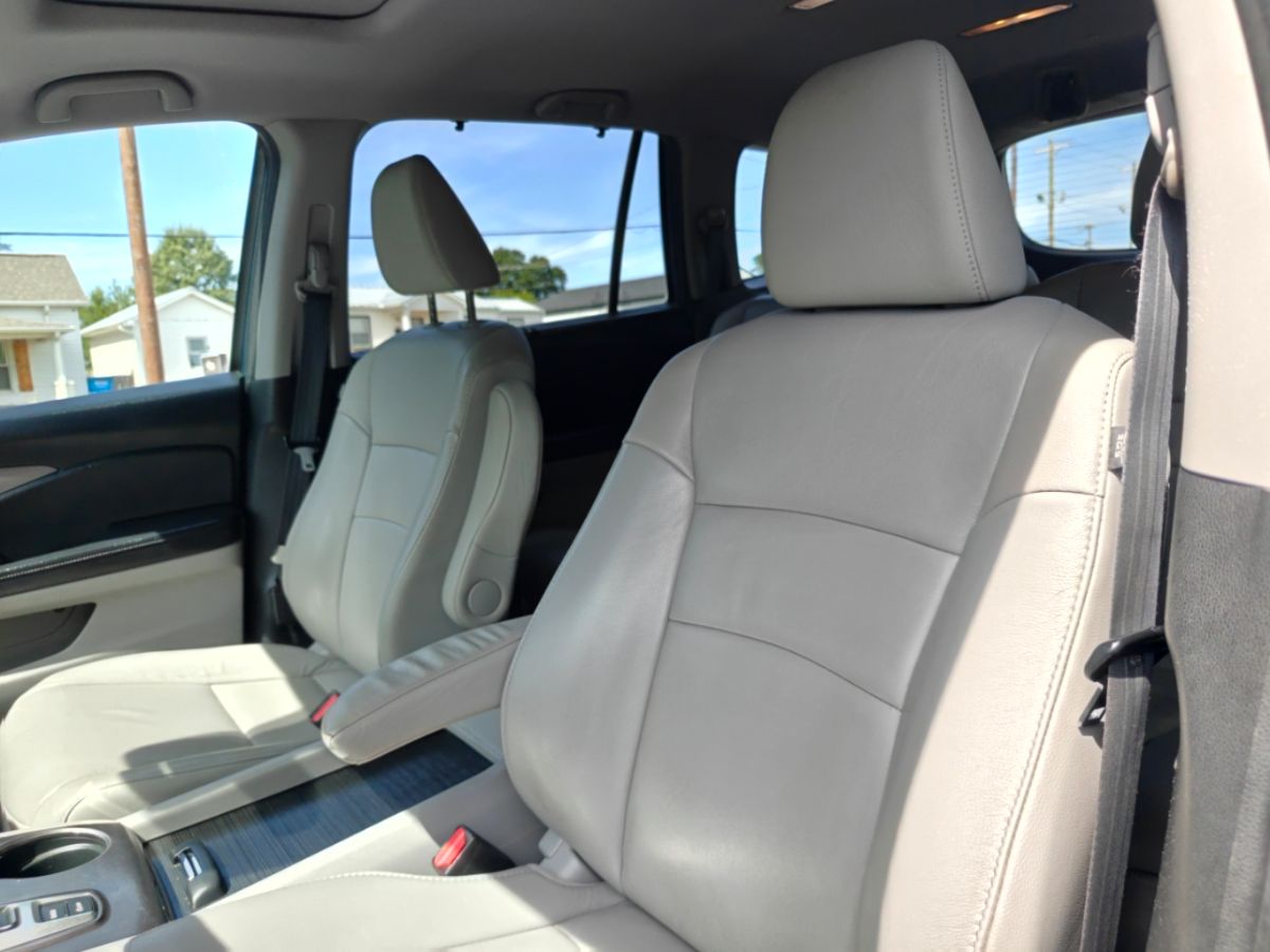 Photo 15 of this Honda Pilot