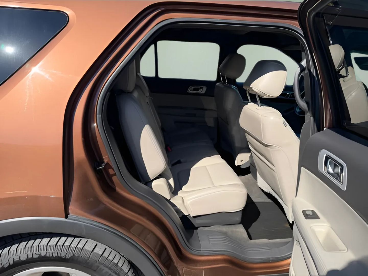 Ford Explorer photo 8