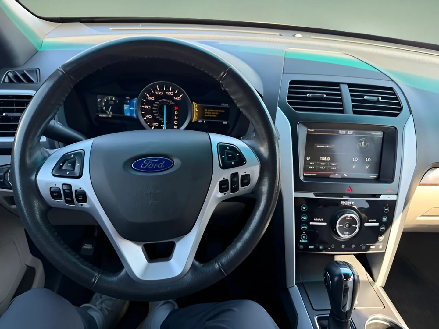 Ford Explorer photo 17