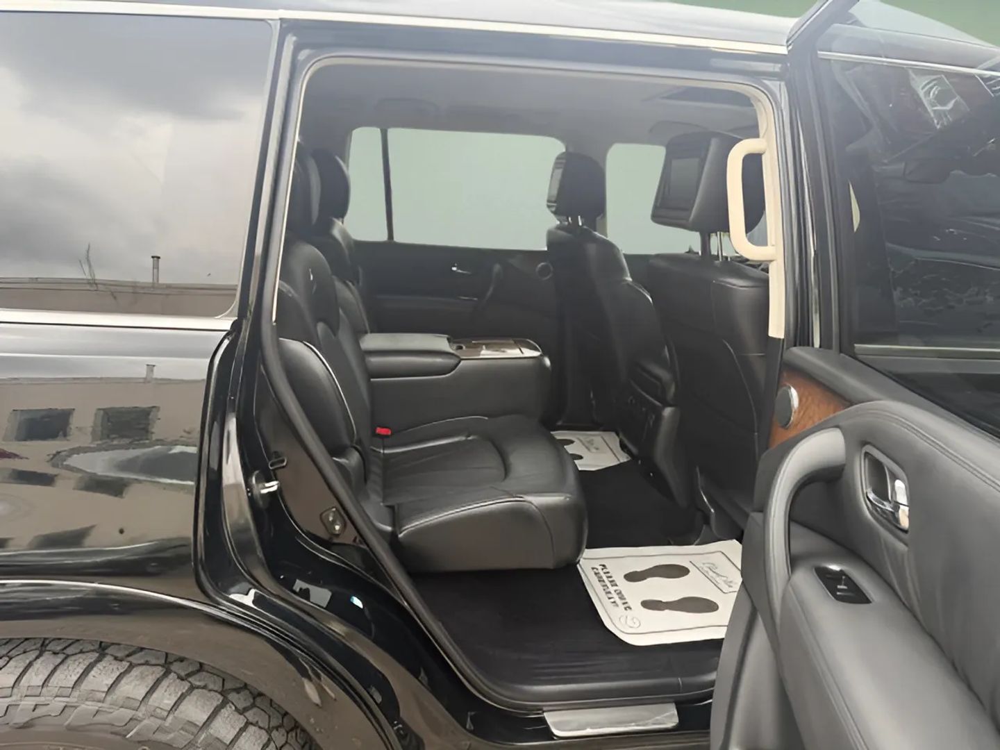 Infiniti QX56 photo 8