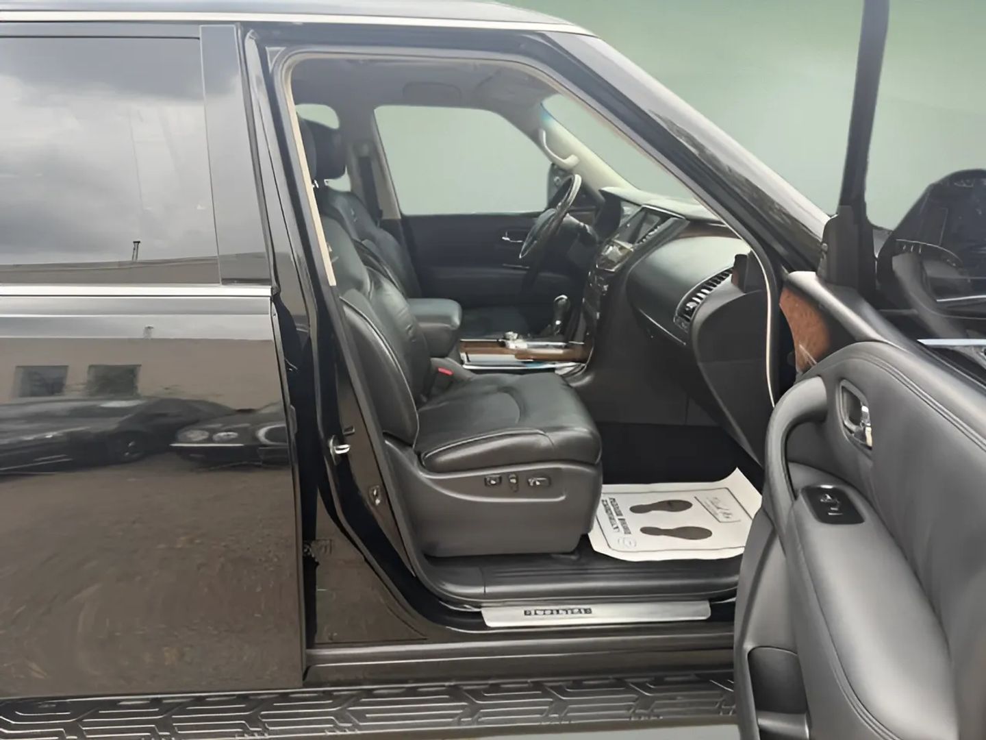 Infiniti QX56 photo 9