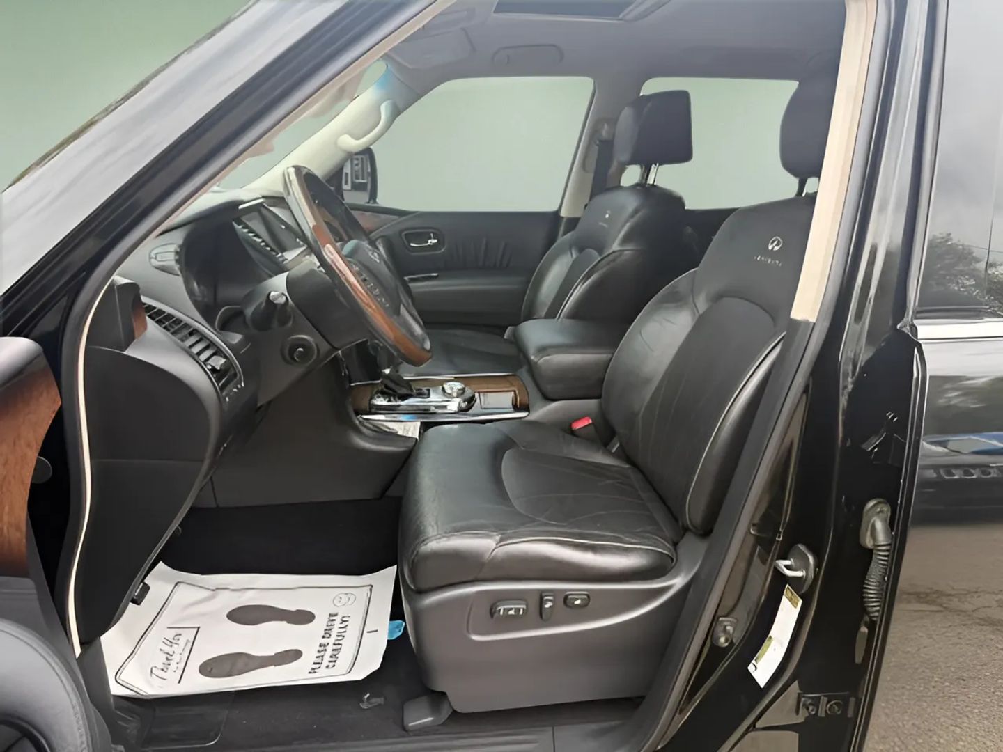 Infiniti QX56 photo 14