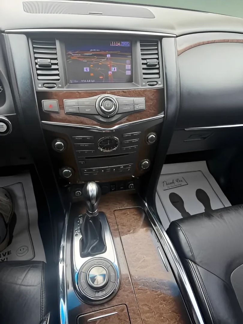 Infiniti QX56 photo 16