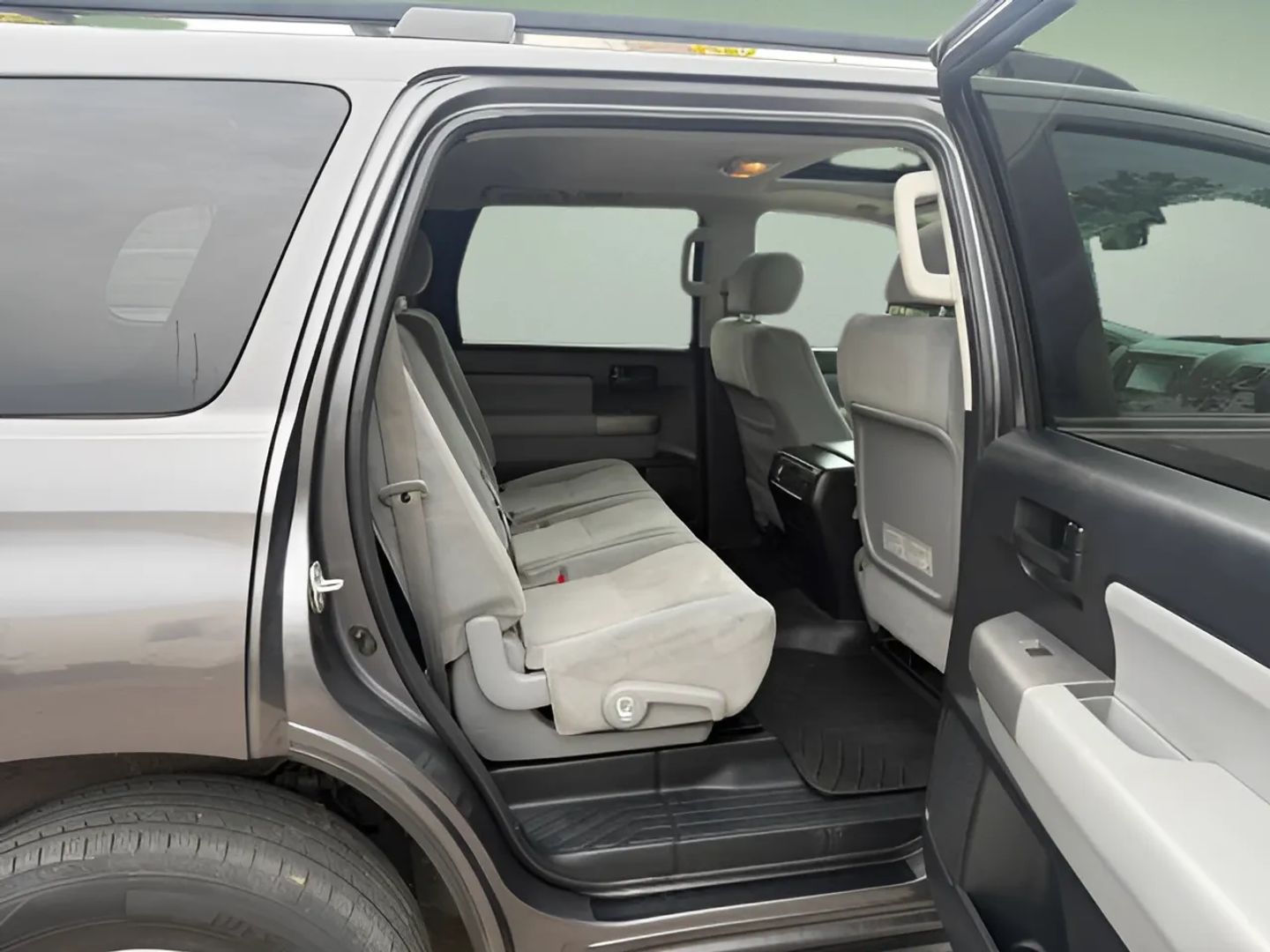 Toyota Sequoia photo 8