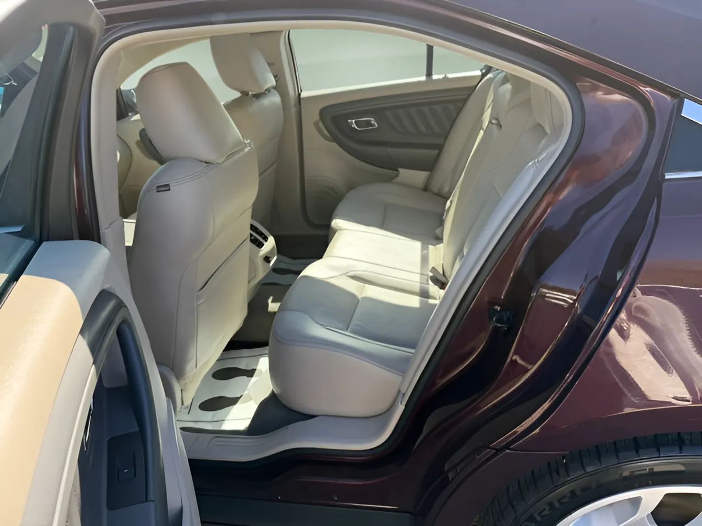 Photo 10 of this Ford Taurus