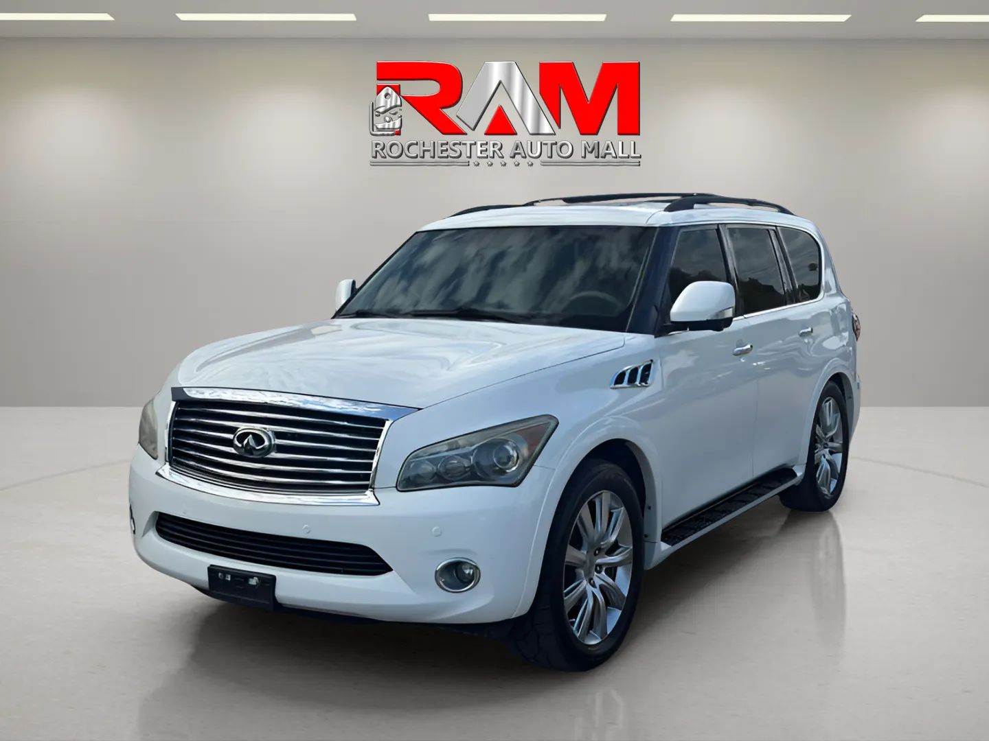 Infiniti QX80 photo 2