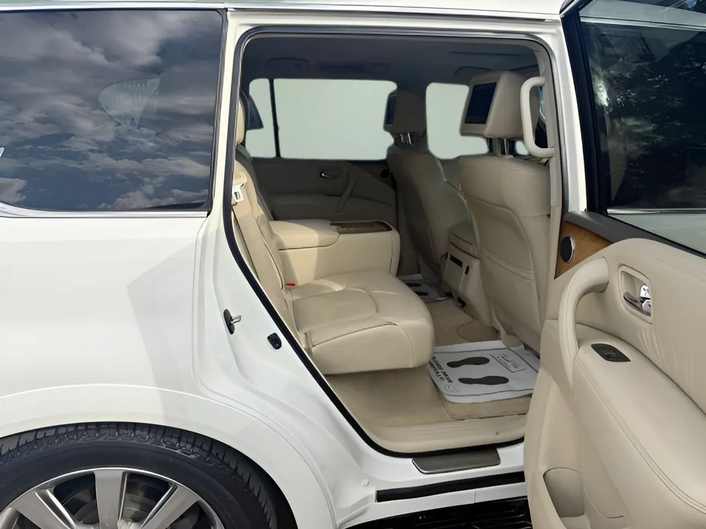 Infiniti QX80 photo 8