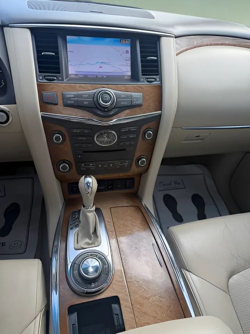 Infiniti QX80 photo 16