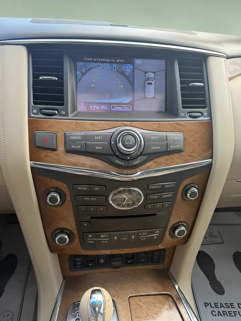 Infiniti QX80 photo 17