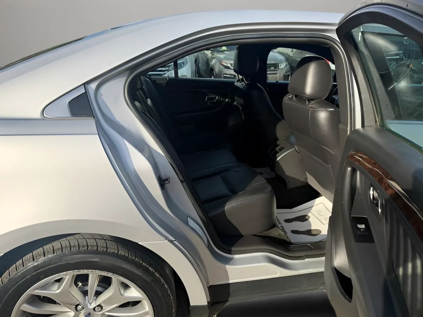 Photo 7 of this Ford Taurus
