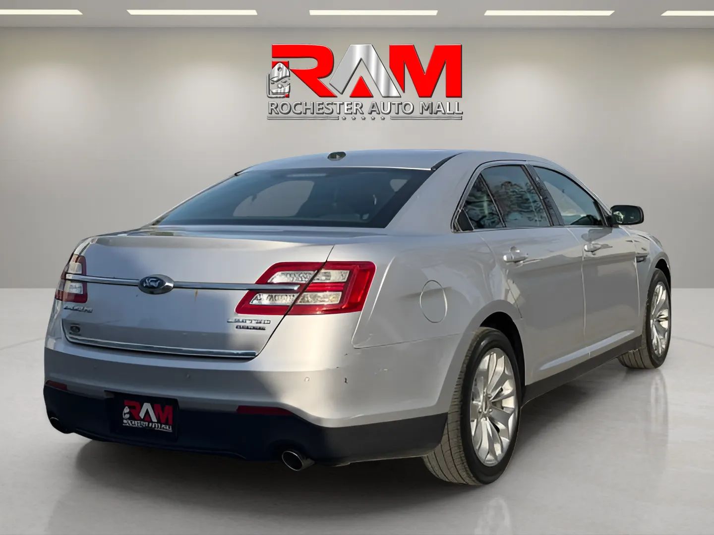 Photo 6 of this Ford Taurus