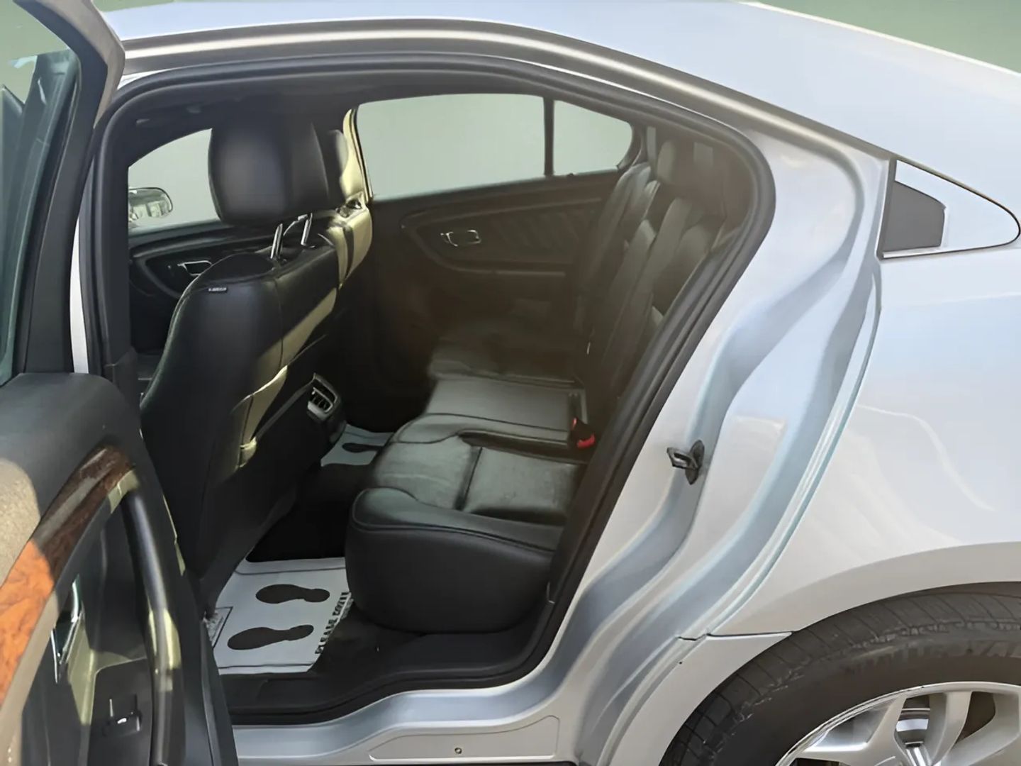 Photo 9 of this Ford Taurus