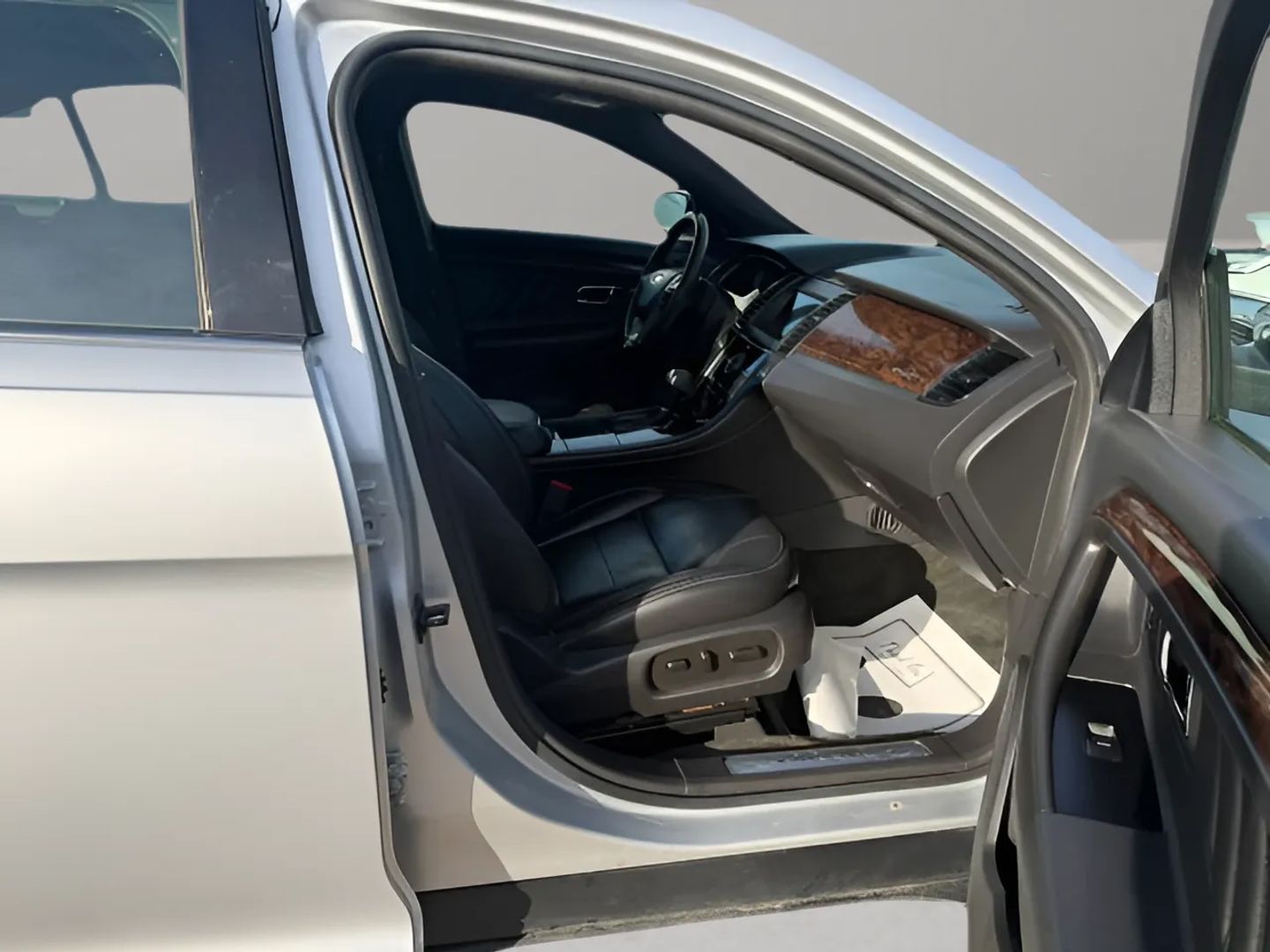 Photo 8 of this Ford Taurus