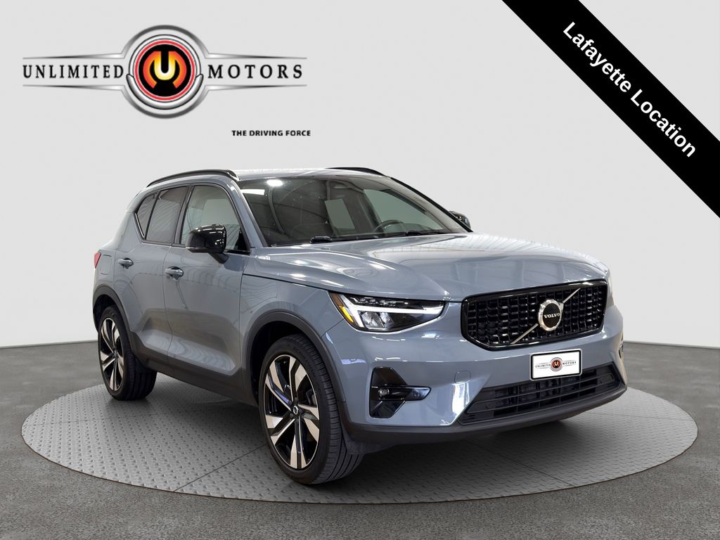 2023 Volvo XC40 Plus Dark Theme